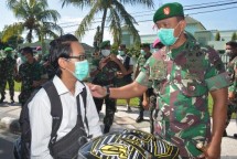 Danrem 162/WB-Persit KCK Bagikan Masker Putus Rantai Virus Corona