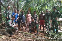 Satgas Pamtas Yonif 411 Patroli Simpatik di Bivak Warga Pedalaman Papua
