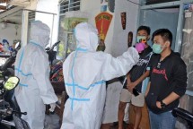 Warga Rumdis Brigif 2 Marinir Laksanakan Pemeriksaan Suhu Badan