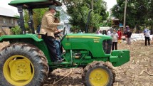 Traktor untuk menggarap lahan pertanian