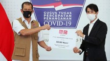 Ketua Gugus Tugas Nasional Doni Monardo dan Shima Yugo selaku Co-Chief Operating Officer UNIQLO Indonesia (Humas BNPB / M Arfari Dwiatmodjo)
