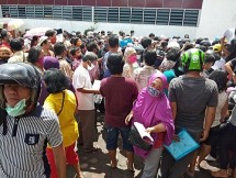 Solidaritas Atasi Dampak Negatif Produk Tinggi Kandungan Gula dalam Bantuan Sosial. Foto Antrian Bansos/ilustrasi