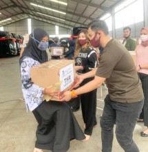 Shandy Purnamasari owner MS Glow, dan Gilang Widya Pratama memberikan bingkisan THR bagi Guru Honorer di Malang