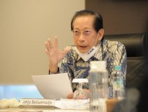 Jahja Setiaatmadja, Presiden Direktur BCA, sedang memberikan penjelasan kepada wartawan dalam acara Paparan Kinerja Keuangan BCA per Maret 2020 yang dilaksanakan secara virtual di Jakarta. (Foto: Humas BCA)