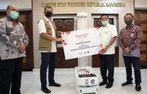 Penyerahan Bantuan Robot AUMR Dari Telkom Group Kepada Gugus Tugas