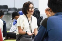 Penyintas GERD-Anxiety, Laura Marrylin, saat menjadi mentor dalam program pemberdayaan anak-anak muda marjinal Jakarta yang digelar UNICEF.
