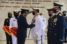 Tanda Kehormatan Bintang Dharma kepada KASALdan KASAU