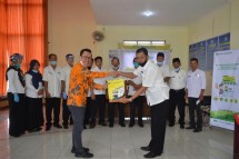 Bank Bukopin serahkan bantuan ke terdampak covid-19 (Doc: Bank Bukopin)