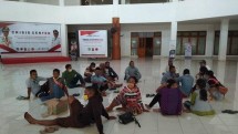Puluhan keluarga almarhum Sofianus Sudirman (44) saat berada di Kantor Bupati Mabar, Kamis (4/6/2020) siang. Foto kupang.tribunnews.com