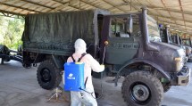 Personel Batalyon Howitzer 2 Marinir Melakukan Penyemprotan Rutin Desinfektan