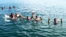 Prajurit Marinir Renang Laut di Lombok NTB