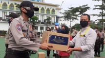 Penyerahan simbolis bantuan paket BaLaSa dari Kemenparekraf kepada para pelaku industri pariwisata dan ekonomi kreatif