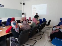 Karyawan Aice sedang diskusi (Doc: Aice)