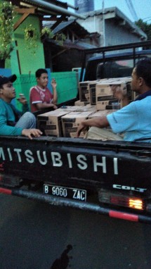 Petugas sembako di Cipayung Jakarta Timur