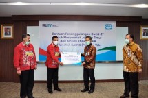PT WIJAYA KARYA (Persero) Tbk. (WIKA) menyalurkan bantuan yang berasal dari tunjangan hari raya Direksi dan Komisaris untuk penanggulangan Covid 19.
