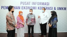 Sekretaris Kementerian Koperasi dan UKM Rully Indrawan bersama Direktur Bisnis Mikro BRI Supari serta sejumlah UMKM seusai konferensi pers di KemenkopUKM