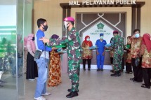 Perpisahan Satgas Kesehatan Marinir dan Pasien Sembuh Covid-19 Mengharukan