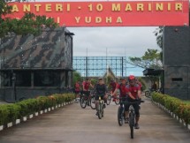 Perwira dan Staf Batalyon Infanteri 10 Marinir Gowes Sepeda Tingkatkan Stamina Tubuh