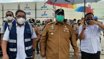 Gubernur Sulawesi Tenggara, Ali Mazi bersama Direktur Utama PT Pelindo IV, Prasetyadi lepas ekspor perdana serabut kelapa