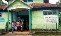 Satgas Yonif 125 Lakukan Penyemprotan Disinfektan dan Pengukuran Suhu Tubuh serta Pembagian Masker di Gereja