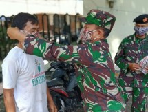 Prajurit Kogabwilhan II Bagikan Masker untuk Warga Disekitar Rumkitlap