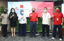 Executive Vice President Telkom Regional II Area Jakarta, Banten, Bogor, Tangerang, Bekasi Teuku Muda Nanta (ketiga dari kanan), Operation Senior Manager Telkom Regional II Mustakim Wahyudi (paling kanan), Perwakilan Kepolisian Aiptu Titin Triyanti (paling kiri), Notaris Farina S.P. Soeleiman (kedua dari kiri), Perwakilan Dinas Sosial DKI Jakarta Susy Dwi