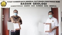Penandatanganan MoU antara Direktur PT Trinitan Metals & Minerals Tbk, Widodo Sucipto (kiri) dan Kepala PSDMBP Badan Geologi Kementerian ESDM, Ir. Iman K Sinulingga (kanan).
