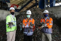 Direktur Produksi SIG, Benny Wendry (tengah) dan Direktur Utama SBI, Aulia Mulki Oemar (kiri), Direktur Manufaktur SBI, Lilik Unggul Raharjo (kanan) menunjukkan sampah yang akan diolah menjadi bahan bakar alternatif (Refuse Derived Fuel).