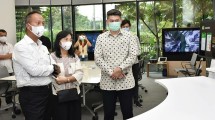 Menperin Agus Gumiwang Kartasasmita didampingi Dirjen IKMA Kemenperin Gati Wibawaningsih saat mengunjungi Apple Developer Academy