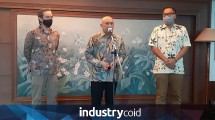 MenkopUKM Teten Masduki didampingi Kepala Kebijakan Publik Facebook Indonesia Ruben Hattari dan Direktur Utama LLP (smesco indonesia) Leonard Theosabrat saat konferensi pers (Foto: Ridwan/Industry.co.id)