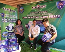 Nofero, Associate Brand Manager Confidence PT Softex Indonesia (Kanan) menjelaskan Confidence Heavy Flow 