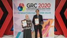 Chief Marketing Officer (CMO) SiCepat Ekspres, Wiwin Dewi Herawati dan Vice President IT SiCepat Ekspres, Billy Yosafat, menerima The Best GRC For Performance Management In Marketing & Information Technology in Logistic Service dan The Best CMO and GRC Leader 2020 dalam Governance, Risk, and Compliance (GRC) dan Performing Excellence Award 2020 yang digelar di Auditorium TVRI, Jakarta, 29 Juli 2020. (Foto: Istimewa)