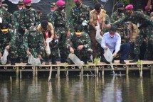 Dankormar Suhartono dan KASAL Yudo Panen Raya Tingkatkan Ketahanan Pangan