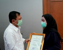Santunan dan Penghargaan Bagi Empat Ahli Waris Tenaga Kesehatan yang Telah Gugur Dalam Penanganan Covid-19