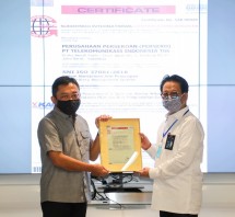 Direktur Utama Telkom Ririek Adriansyah (kiri) menerima sertifikat ISO 37001:2016
