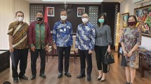 Ketua Umum Asaki Edy Suyanto saat mengunjungi Menteri Perindustrian Agus Gumiwang Kartasasmita (Foto: Dok. Industry.co.id)