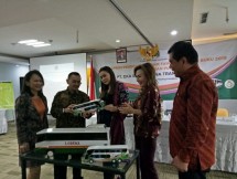 Dari kiri ke kanan: Direktur merangkap Corporate Secretary Lorena - Herlisa Dessy H Silalahi (kiri), Direktur - Dwi Rianta Soerbakti (kedua kiri), Komisaris - Trihayu Mitra K. Soerbakti (tengah), Direktur - Eka Sari Lorena Soerbakti (kedua kanan), dan Direktur Independen - Solon Aprin Tarigan, mengamati miniatur bus Lorena usai acara paparan publik di Zest Hotel Bogor, Jawa Barat, Rabu (26/08/2020). (Foto: Abe)