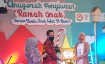 Kepala Bidang Program TVRI, Herly Marjoni, menerima Anugerah untuk TVRI sebagai Televisi yang Ramah Anak tahun 2020 dari Komisi Penyiaran Indonesia