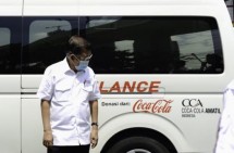 Coca Cola Serahkan Bnatuan Ambulans ke PMI