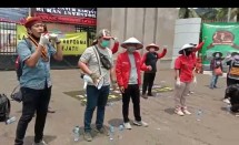 Ketua Lembaga Agraria dan Kemaritiman Pengurus Pusat Perhimpunan Mahasiswa Katholik Republik Indonesia (PP PMKRI) Alboin Samosir (pakai baret merah, kiri) orasi saat unjuk rasa bersama elemen lainnya, memperingati 60 tahun Undang-undang Pokok Agraria, di depan gedung DPR RI, Kamis (24/9/2020).
