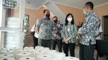 Dirjen IKMA Kemenperin Gati Wibawaningsih saat memberikan bantuan mesin dan peralatan kepada UPT Tekstil Majalaya