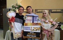 Raffi Ahmad dan owner Ms Glow, Shandy Purnamasari dan Gilang Widya Purnama menyerahkan hadiah rumah bagi distributor produktif MS Glow
