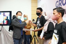 Direktur Enterprise & Business Service Telkom Edi Witjara (kiri) mewisuda para pebisnis milenial kelas mentoring inkubasi bisnis “Saatnya Millenial Jadi Bossmuda” batch #1 yang diinisiasi oleh Telkom