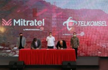 Wakil Menteri BUMN II Kartika Wirjoatmodjo (tengah) bersama Komisaris Utama Telkom Rhenald Kasali (paling kanan) serta Direktur Utama Telkom Ririek Adriansyah (paling kiri) menyaksikan penandatanganan Perjanjian Jual Beli (Sale and Purchase Agreement/SPA) tahap I
