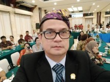 Dosen institut STIAMI dan sekretaris Komisi 1 DRD DKI Jakarta Eman Sulaeman Nasim, moderator Seminar FAPI tentang Omnibuslaw