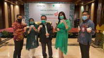 Jajaran Direksi Mustika Ratu (MRAT), dari kiri Pelitawan Tjandrasa Direktur Penjualan, Yuniastuti Kusuma Putri i Direktur Pemasaran, Bingar Egidius Situmorang Presiden Direktur, Kusuma Ida Anjani Direktur Pengembangan Bisnis dan Inovasi dan Jodi Andrea Suryokusumo Direktur Keuangan