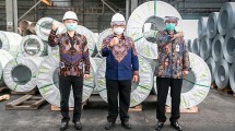Sekjen Kemenperin Achmad Sigit Dwiwahjono didampingi Dirjen ILMATE Kemenperin Taufiek Bawazier, serta Presiden Direktur PT Sunrise Steel Henry Setiawan melakukan kunjungan di pabrik baja PT Sunrise Steel di Mojokerto, Jawa Timur