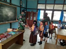 Satgas Pamtas Yonif 642 Bengkayang Bagikan Buku dan Alat Tulis