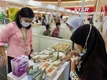 UKM memasarkan hasil pertanian di sebuah pameran