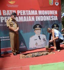 Pepen Nazaruddin (Direktur Jenderal Perlindungan dan Jaminan Sosial) Pepen Nazaruddin (Direktur Jenderal Perlindungan dan Jaminan Sosial)meletakkan batu pertama Tugu Pelopor Perdamaian Indonesia di Kompleks Taman Kehati